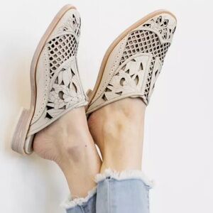 Free People Paramount Slip-On
Cutout Loafer Mules Shoes Cream
Size 6 - 36
